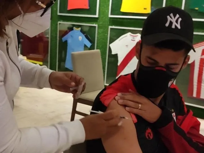 Elenco do time goiano recebeu imunização após partida no Paraguai