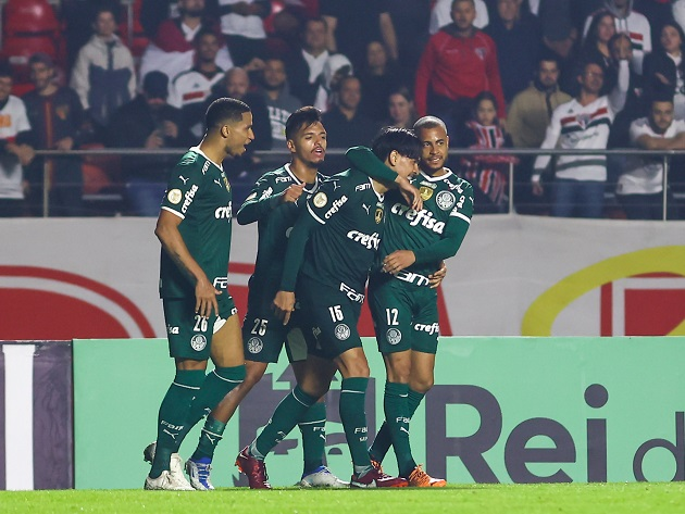 Com gol nos acréscimos, Palmeiras vira para cima do São Paulo no Morumbi
