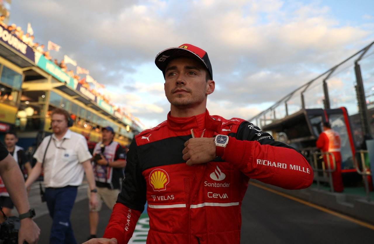 Charles Leclerc, da Ferrari, em Melbourne, após conquista da pole position Foto: Loren Elliott/ Reuters