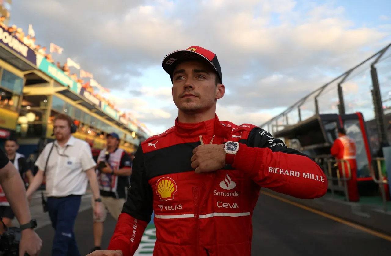 Charles Leclerc, da Ferrari, em Melbourne, após conquista da pole position