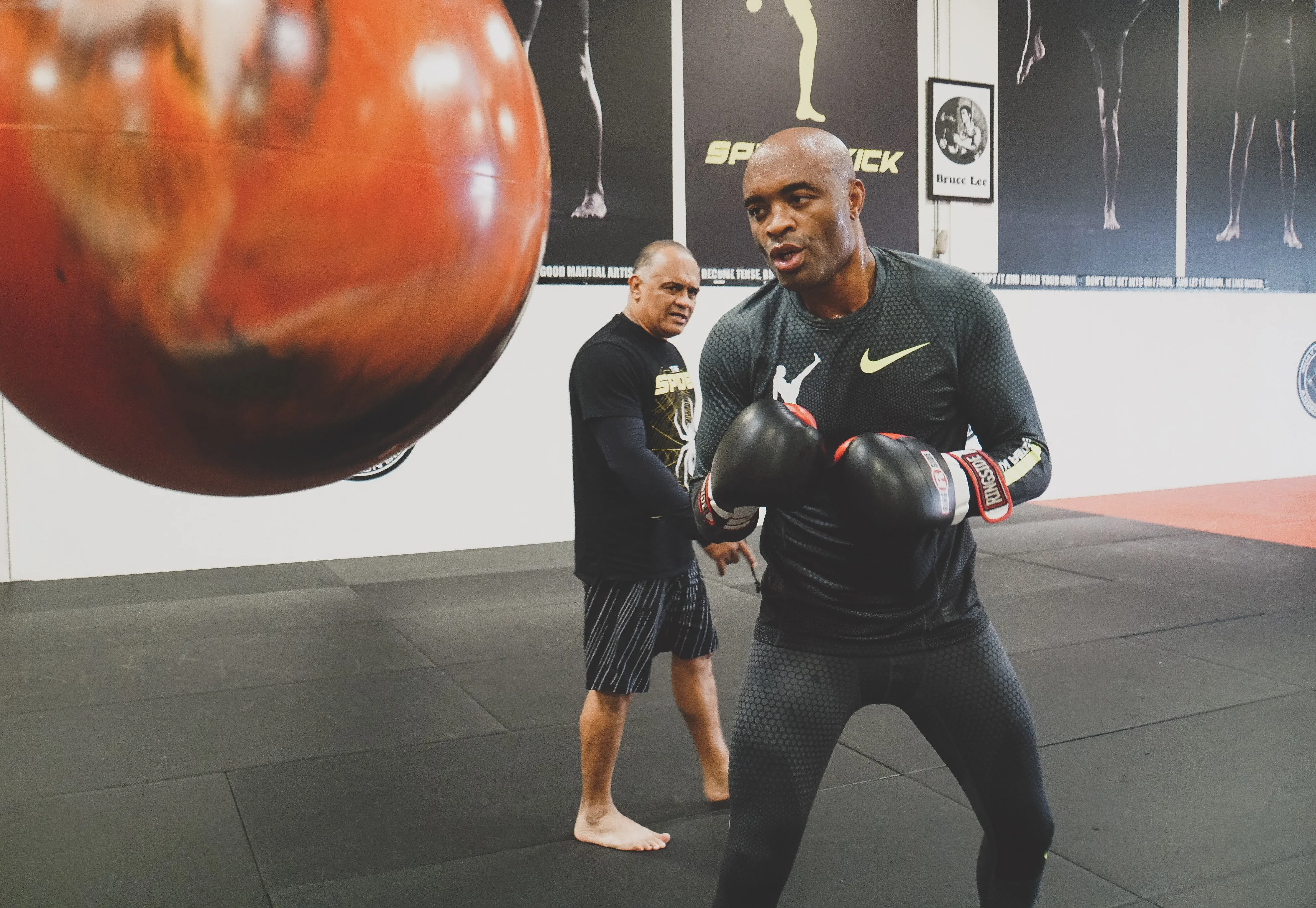 Ator que vive Anderson Silva em série nocauteou lutador no 1º treino de  MMA: 'Desmaiou