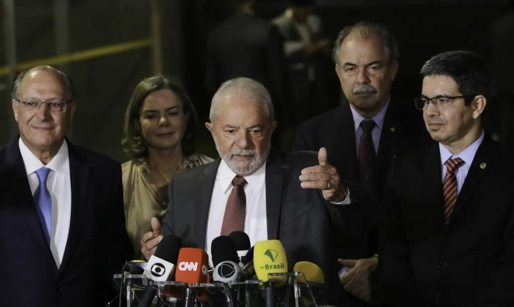Lula faz reunião sobre Orçamento e Saúde e Educação devem ser priorizadas