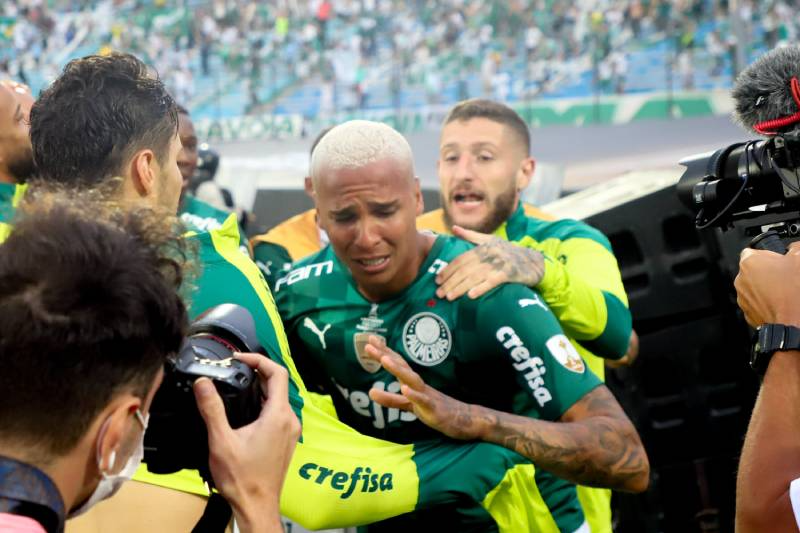 Deyverson chora ao marcar o segundo gol do Palmeiras na final da Libertadores, o do título