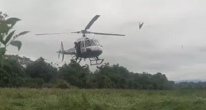 Helicóptero Águia faz buscas por criminoso que roubou farmácia em Guaratinguetá
