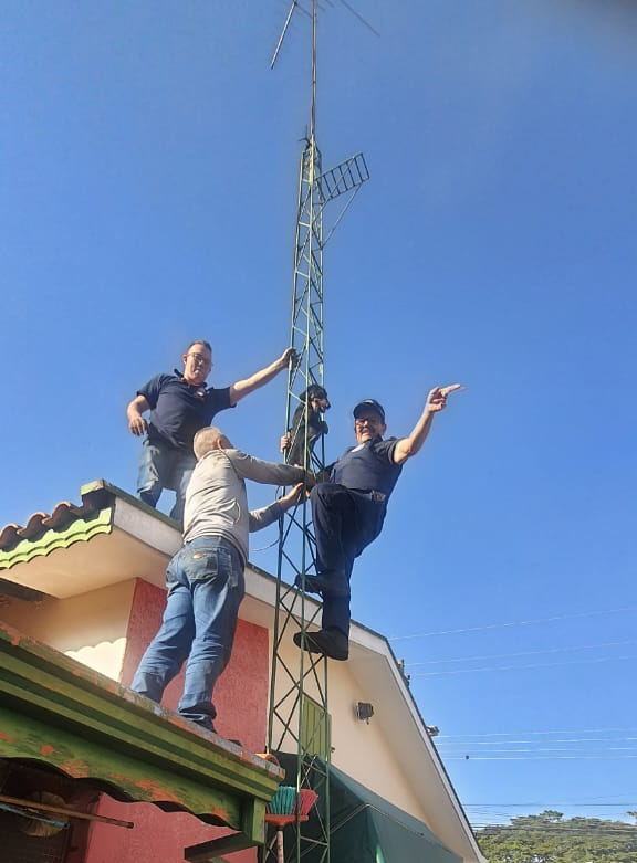 Cachorrinha presa no alto da torre de antena Divulgação/GEPAR Cosmópolis