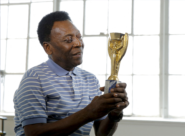 Pelé com a taça Jules Rimet Lucas Jackson/Reuters