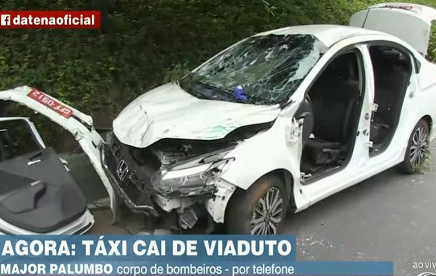 Taxi com passageiro despenca de viaduto em São Paulo