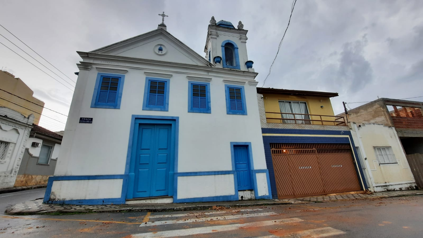 Raio atinge igreja do Sant'Ana na região central de Taubaté