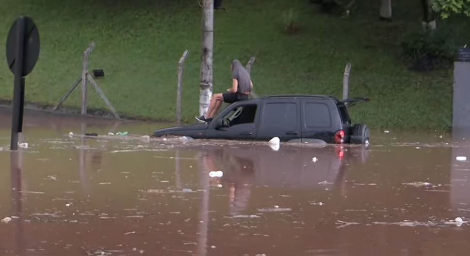 Na Raposo Tavares, um homem ficou ilhado no carro ao tentar passar pelo alagamento. Foto: Reprodução/Brasil Urgente