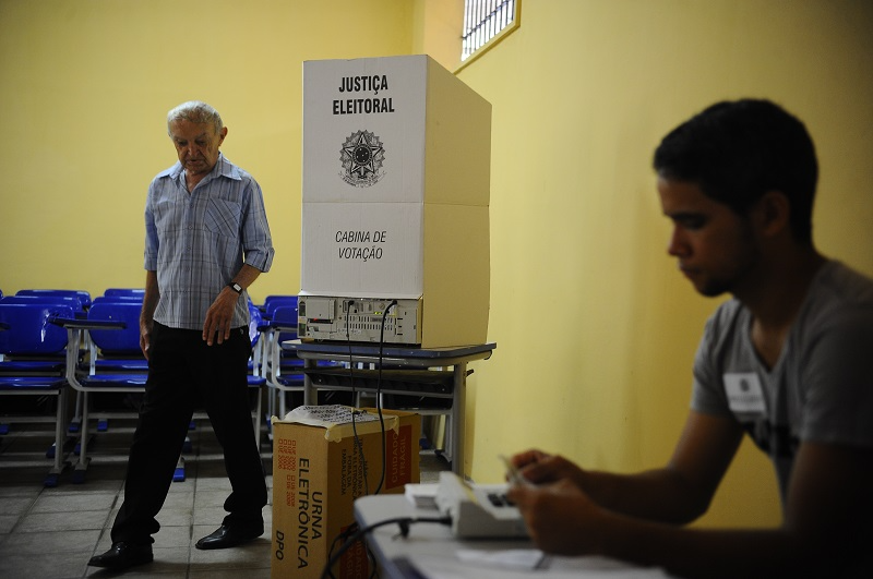 Mais de 330 mil pediram para votarem em trânsito Tânia Rêgo/Agência Brasil