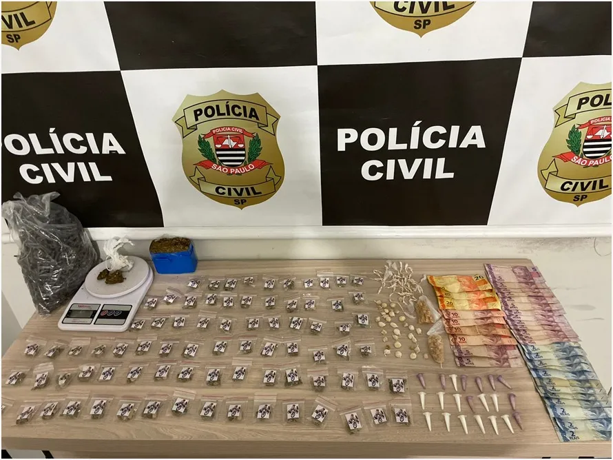 Os policiais investigaram dois endereços