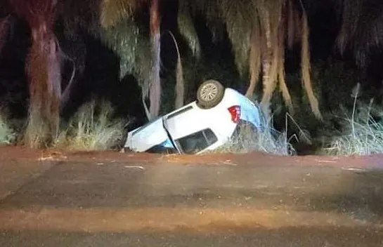 A motorista perdeu o controle e o carro capotou