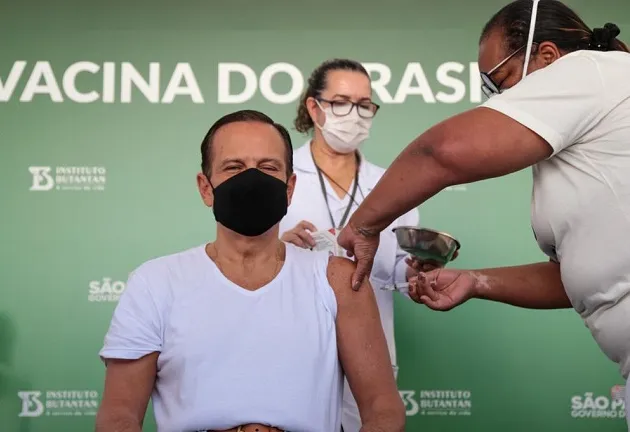 João Doria recebe segunda dose da vacina contra Covid-19