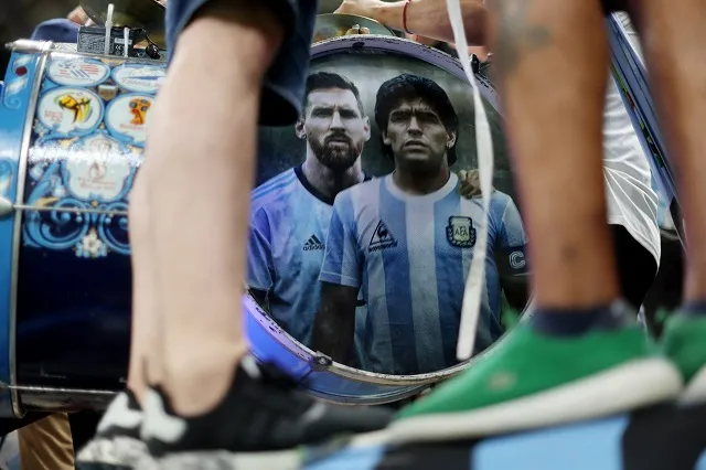 Torcedores homenageiam Messi e Maradona nas arquibancadas dos jogos da Copa do Mundo 