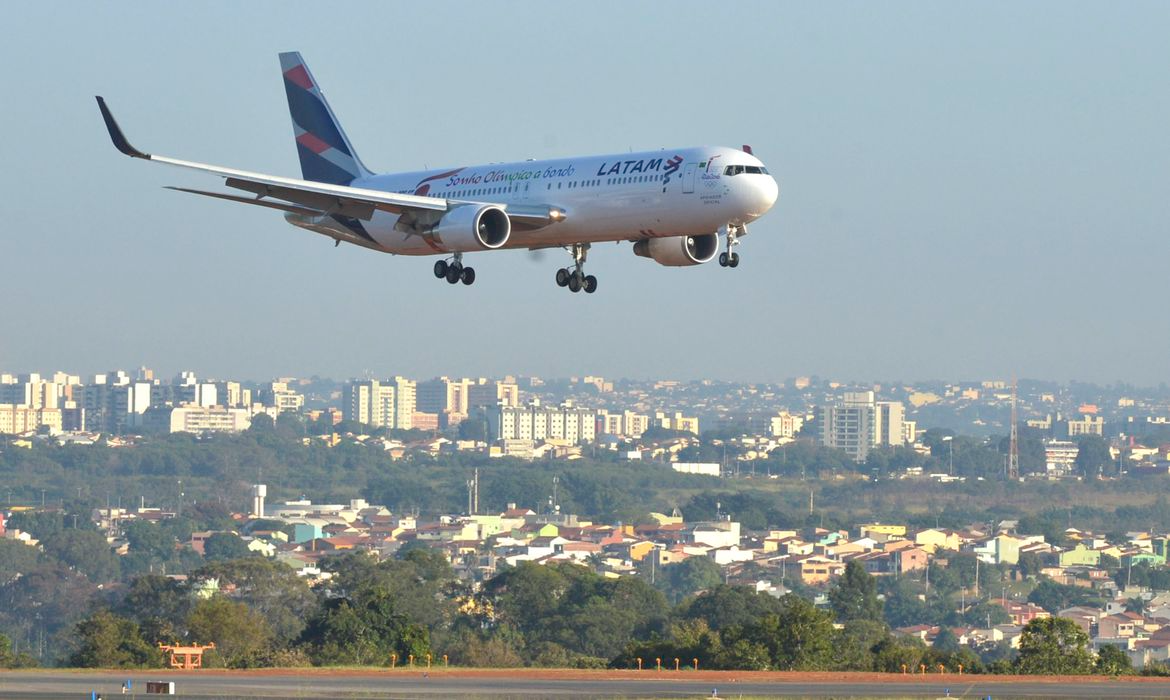 Em relação às rotas internacionais, a LATAM estima a retomada de até 53% da oferta de voos Antônio Cruz/Agência Brasil