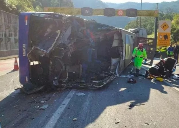 Acidente grave com ônibus de time de futsal deixa dois motos e 10 feridos PRF