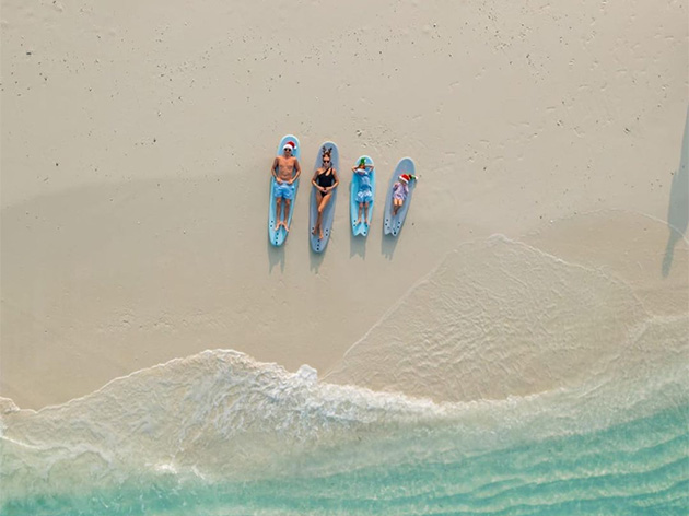 Kimi curte a aposentadoria com a família em praia nas Maldivas