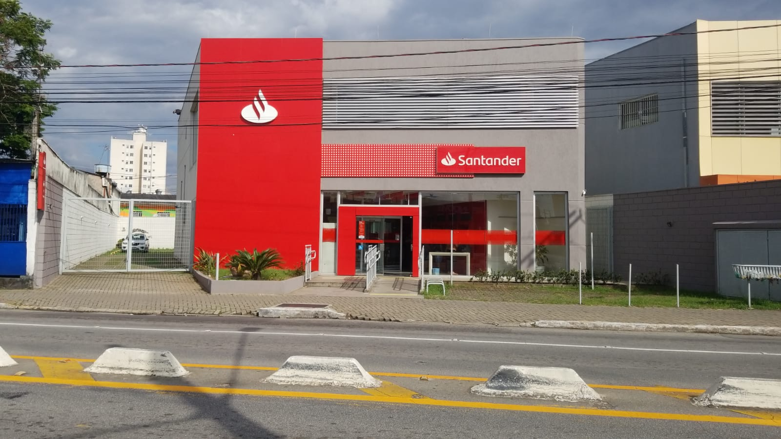 Criminosos furtam agência bancária na Vila Industrial, em São José dos Campos