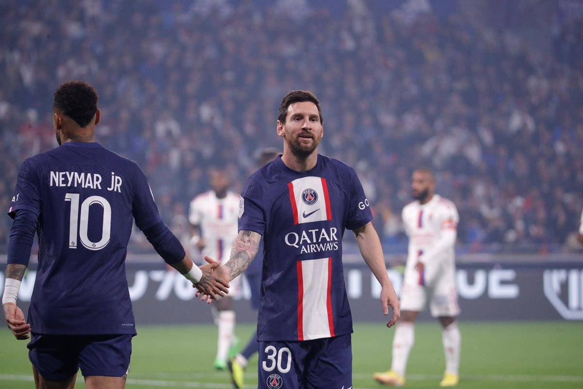 Messi e Neymar se cumprimentam na vitória do PSG sobre o Lyon Divulgação/PSG