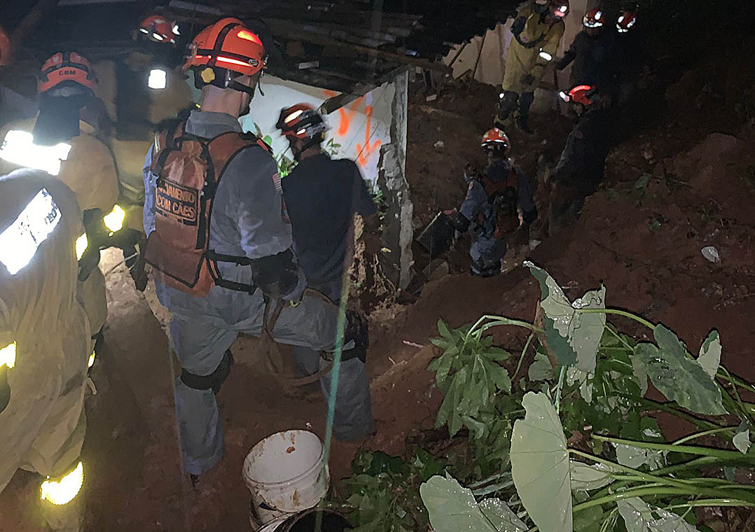 Três pessoas morrem após deslizamento de terra em Embu das Artes (SP)