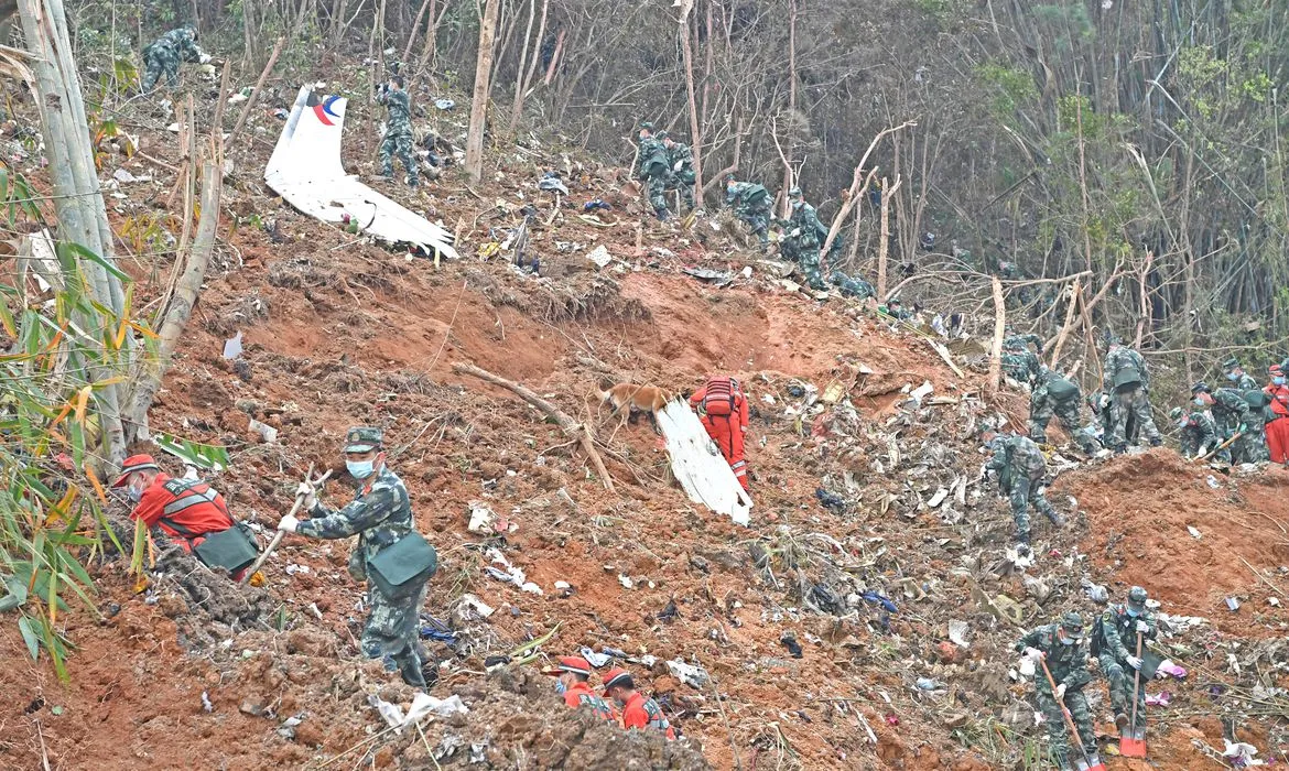 Caixa-preta do avião foi encontrada com muitos danos, o que dificultou apuração.