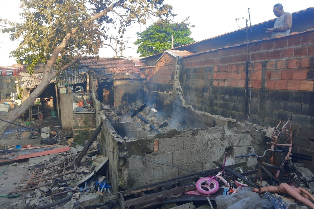 Casa pega fogo após criança incendiar colchão, em Taubaté Divulgação/ Defesa Civil