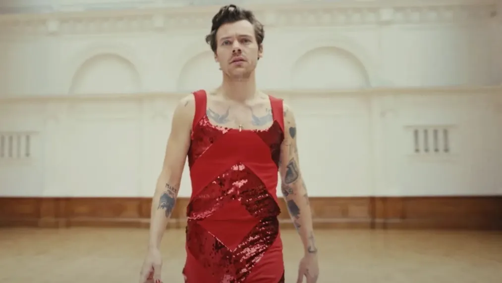 Harry Styles em trecho do clipe de "As It Was"