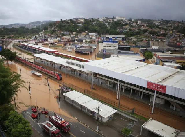 Chuvas causaram grandes alagamentos e mataram mais de 20 pessoas em São Paulo